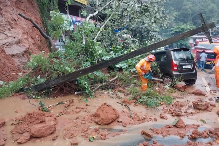 heavy rain and landslide in idukki  heavy rain in idukki  landslide in idukki  idukki rain  weather updates idukki  rain updates idukki  idukki latest news  ഇടുക്കി വാർത്തകൾ  ഇടുക്കിയിൽ മഴ  ഇടുക്കി മഴ വാർത്തകൾ  ഇടുക്കിയിൽ മണ്ണിടിച്ചിൽ  ഇടുക്കിയിൽ കനത്ത മഴ  ഇടുക്കിയിൽ മണ്ണിടിച്ചിൽ  കനത്ത മഴ  മഴ വാർത്തകൾ  കാറിന് മുകളിലേക്ക് മണ്ണ് ഇടിഞ്ഞ് വീണു  ബൈക്ക് മണ്ണിനടിയിൽപ്പെട്ടു