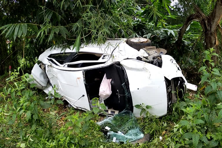 car accident in kottayam  accident in kottayam  kottayam car accident  കോട്ടയത്ത് നിയന്ത്രണം വിട്ട കാർ മറിഞ്ഞു  കാർ മറിഞ്ഞ് മൂന്ന് പേർക്ക് പരിക്ക്  കോട്ടയം ഈരയിൽക്കടവ് ബൈപ്പാസ് റോഡിൽ അപകടം  അമിത വേഗത റോഡപകടം  റോഡപകടം മൂന്ന് പേർക്ക് പരിക്ക്  നിയന്ത്രണം നഷ്‌ടമായ കാർ മറിഞ്ഞു  കാർ മറിഞ്ഞ് മൂന്ന് പേർക്ക് പരിക്ക്  road accident kottayam  accident news  latest malayalam news  കേരള വാർത്തകൾ  വാഹനാപകടം കോട്ടയം