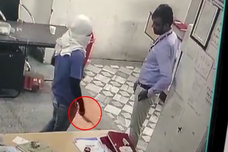 bank robbery attempt  Woman bank manager blocks robber  പട്ടാപകല്‍ ബാങ്ക് കൊള്ളയടിക്കാന്‍ വന്നയാളെ  വനിതാ മാനേജര്‍  ശ്രീംഗംഗാനഗര്‍  bank robbery attempt at Sriganga Nagar  ശ്രീംഗംഗാനഗറിലെ ബാങ്ക് മോഷണ ശ്രമം  bank robbery cctv visual  ബാങ്ക് കൊള്ള സിസിടിവി ദൃശ്യങ്ങള്‍