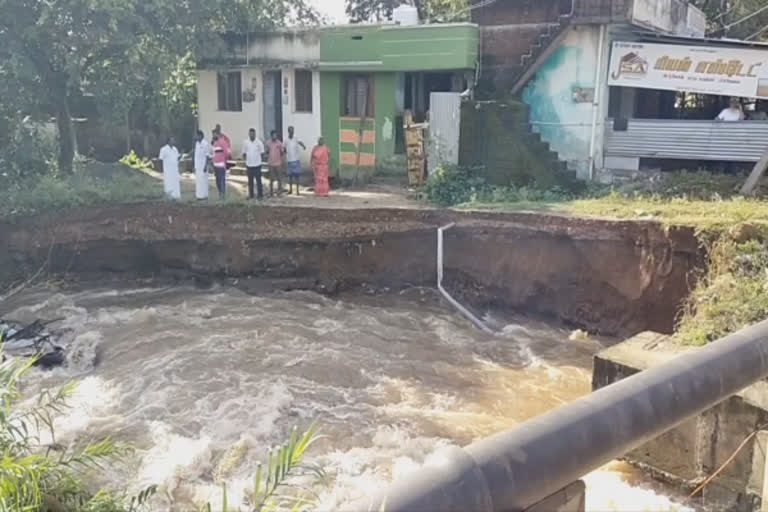 தேனி அருகே கனமழையால் வீடுகள் இடிந்து விழும் அபாயம்