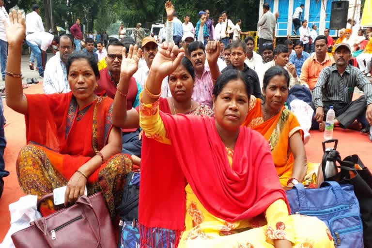 Teachers sit on dharna