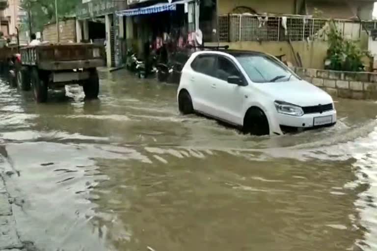 ರಸ್ತೆಯಲ್ಲಿ ನಿಂತ ವಾಹನಗಳು