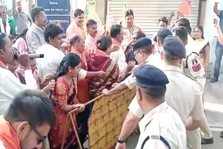 Protest of BJP and tribal society in Manendragarh