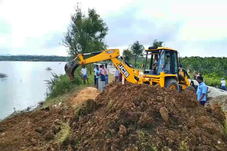 ಕೆರೆ ಜಾಗದಲ್ಲಿ ಜೆಸಿಬಿ ಕಾರ್ಯಾಚರಣೆ