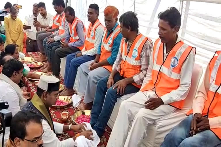 bhopal vishwas sarang wash sweepers feet