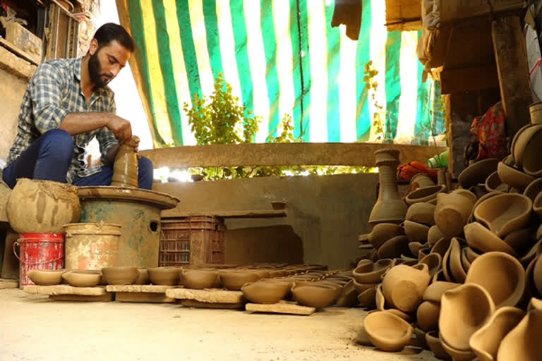 Graduate Potter from Jammu and Kashmir