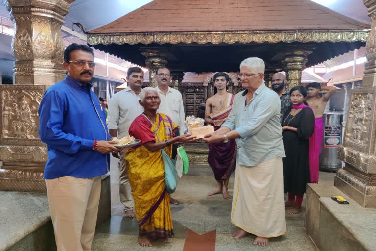old woman donates begging money to temples