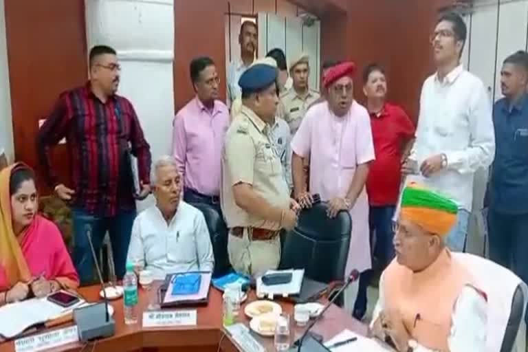 Devi singh Bhati entered in Arjun Meghwal meeting