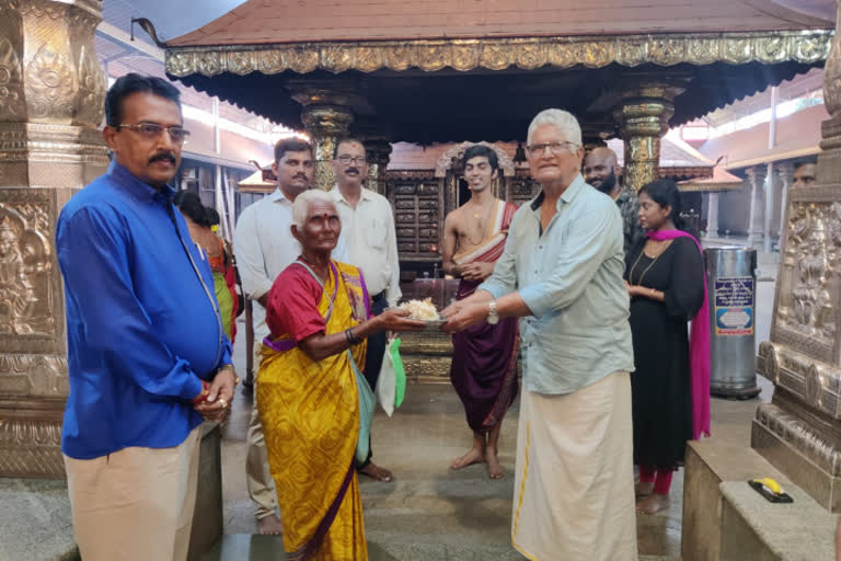 80-year-old woman donates Rs 1 lakh earned through begging to temple in Karnataka