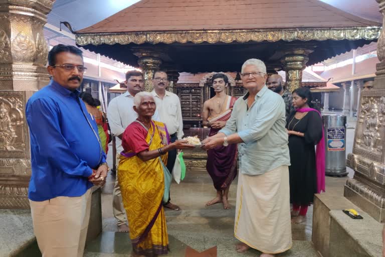 old woman donates one lakh earned through begging  donates one lakh earned through begging to temple  eighty year old women donated one lakh  national news  malayalam news  ഒരു ലക്ഷം രൂപ ക്ഷേത്രത്തിലെ അന്നദാനത്തിന് നൽകി  80 വയസുകാരിയായ അശ്വത്തമ്മ  ഭിക്ഷയാചിച്ച് കിട്ടിയതിൽ നിന്ന് ഒരു ലക്ഷം രൂപ  ഒരു ലക്ഷം രൂപ സംഭാവന നൽകി അശ്വത്തമ്മ  ഭിക്ഷയാചിച്ചതിൽ നിന്ന് സംഭാവന  ദേശീയ വാർത്തകൾ  മലയാളം വാർത്തകൾ