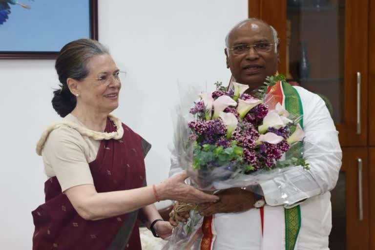 Congress  Congress President  Mallikarjun Kharge  Mallikarjun Kharge and his challenges  challenges in Congress  Congress president election Result 2022  Congress President Poll Result 2022  Mallikarjun Kharge vs Shashi Tharoor  new congress president 2022  congress president election result news updates  aicc president election 2022  കോണ്‍ഗ്രസിന്‍റെയും ഖാര്‍ഗെയുടേയും ഭാവി  കോണ്‍ഗ്രസ്  കോണ്‍ഗ്രസ് അധ്യക്ഷ തെരഞ്ഞെടുപ്പില്‍  മല്ലികാര്‍ജുന്‍ ഖാര്‍ഗെ  പാര്‍ട്ടി  ഇടതുപാർട്ടികൾ  സംഘടന തെരഞ്ഞെടുപ്പ്  സംഘടന  പിസിസി  രാഹുൽ  ഖാർഗെ