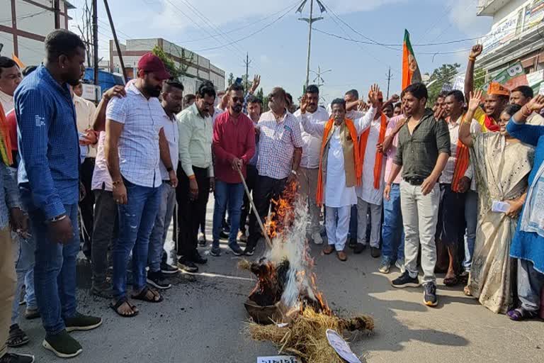 दंतेवाड़ा में भाजयुमो का विरोध, सीएम भूपेश का फूंका पुतला