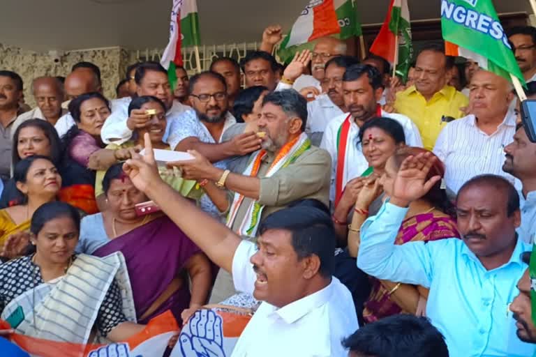 kpcc-president-dk-shivkumar-celebrates-vitory-of-mallikarjuna-kharge