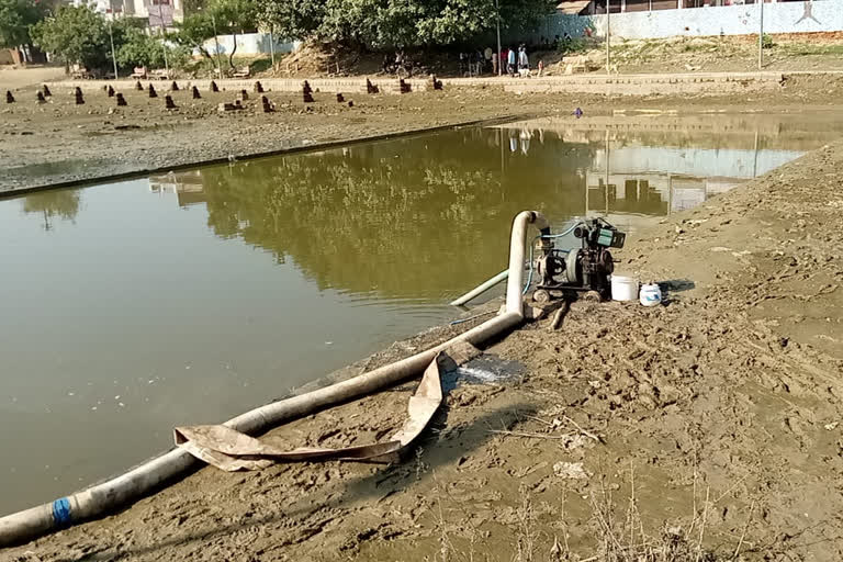 पंप की मदद से पानी निकाला जा रहा.