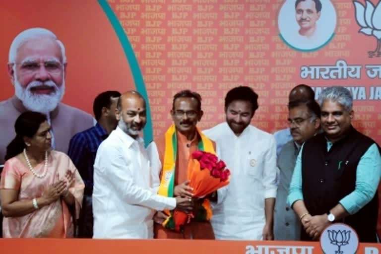 former-trs-mp-narsiah-goud-joins-bjp