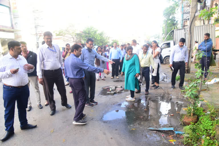 BBMP target to close 22000 potholes  close 22000 potholes within this year  Bengaluru potholes issue  woman died over potholes  ವರ್ಷದೊಳಗೆ 22 ಸಾವಿರ ರಸ್ತೆ ಗುಂಡಿ ಮುಚ್ಚುವ ಗುರಿ  ರಸ್ತೆ ಗುಂಡಿಯಿಂದ ಅಪಘಾತ ಸಂಭವಿಸಿ ಮಹಿಳೆ ಮೃತ  ಮಹಿಳಾ ಸಾವಿನ ಬಗ್ಗೆ ಅಧಿಕೃತ ಮಾಹಿತಿ ಇಲ್ಲ‌  ಬೆಂಗಳೂರು ಅಕ್ಷರಶಃ ರಸ್ತೆ ಗುಂಡಿಗಳ ರಾಜಧಾನಿ