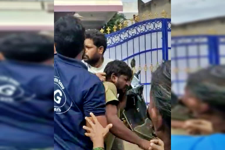 Caste abuse by the house owner  man attack civic workers in Bellary  Caste abuse case in bellary  ಪೌರಕಾರ್ಮಿಕರಿಗೆ ಮನೆ ಮಾಲೀಕನಿಂದ ಜಾತಿ ನಿಂದನೆ  ಬಳ್ಳಾರಿ ಮಹಾನಗರ ಪಾಲಿಕೆಯ ಪೌರಕಾರ್ಮಿಕ  ಹಲ್ಲೆ ಮಾಡಿರುವ ಆರೋಪ  ಪಾಲಿಕೆಯ ಪೌರಕಾರ್ಮಿಕರಿಗೆ ಜಾತಿ ನಿಂದನೆ  ನೀರು ಸರಾಗವಾಗಿ ತೆರಳದೇ ರಸ್ತೆಗಳೆಲ್ಲ ಜಲಾವೃತ