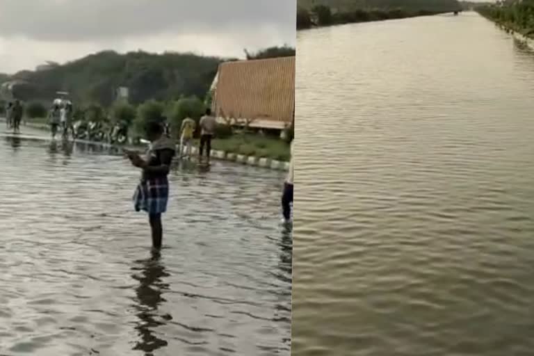 bangalore pune national highway  national highway became river  highway became river due to heavy rain  bangalore rain  bangalore heavy rain  latest national news  latest news today  ബെംഗളൂരുവില്‍ കനത്ത മഴ  പുഴയായി ദേശീയ പാത  ബെംഗളൂരു പൂനെ ദേശീയ പാത  ദേശീയ പാതയില്‍ വെള്ളപ്പൊക്കം  തുംകൂർ താലൂക്കിലെ അഞ്ചിഹള്ളി വില്ലേജിൽ  ബെംഗളൂരു ഏറ്റവും പുതിയ വാര്‍ത്ത  ഏറ്റവും പുതിയ ദേശീയ വാര്‍ത്ത  ഇന്നത്തെ പ്രധാന വാര്‍ത്ത