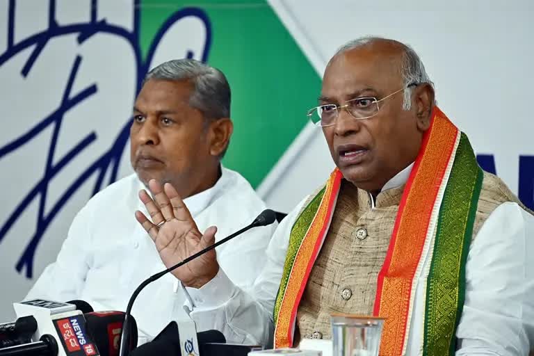 Mallikarjun Kharge Congress chief  Mallikarjun Kharge  Mallikarjun Kharge AICC president  കോൺഗ്രസ് അധ്യക്ഷൻ മല്ലികാർജുൻ ഖാർഗെ  മല്ലികാർജുൻ ഖാർഗെ  എഐസിസി അധ്യക്ഷൻ  നെഹ്‌റു കുടുംബം  കോൺഗ്രസ് അധ്യക്ഷ തെരഞ്ഞെടുപ്പ്  ശശി തരൂർ  ഖാർഗെ ശശി തരൂരിനെ പരാജയപ്പെടുത്തി