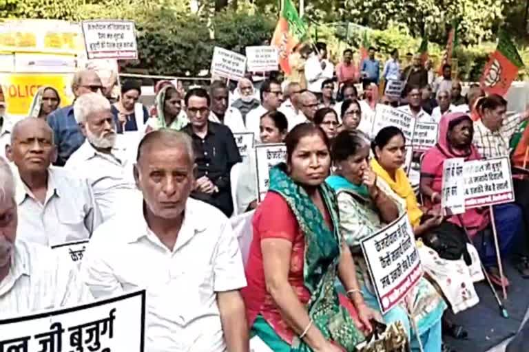 Elders staged protest at Chief Ministers residence