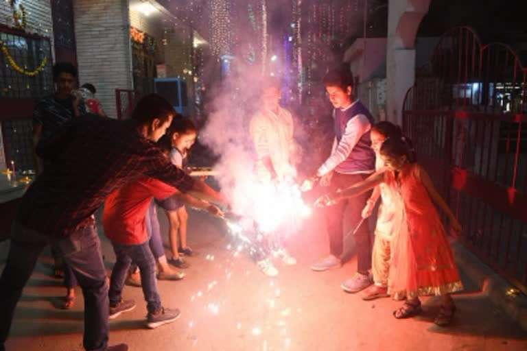 Diwali will be public school holiday  Diwali will be public school holiday in New York  Diwali will be public school holiday in next year  New York City Diwali holiday  ದೀಪಾವಳಿ ಹಬ್ಬಕ್ಕೆ ಪಬ್ಲಿಕ್​ ಸ್ಕೂಲ್​ ಹಾಲಿಡೇ  ಹಬ್ಬಕ್ಕೆ ಸರ್ಕಾರಿ ಶಾಲೆಗಳಿಗೆ ರಜೆ ಘೋಷಿಸಿದ ನ್ಯೂಯಾರ್ಕ್  ದೀಪಾವಳಿ ಹಬ್ಬದ ಪ್ರಯುಕ್ತ ಸಾರ್ವಜನಿಕ ಶಾಲಾ ರಜೆ  ದೇಶದೆಲ್ಲೆಡೆ ದೀಪಾವಳಿ ಹಬ್ಬ  ದೀಪಾವಳಿ ಹಬ್ಬದಾಚರಣೆಗೆ ಹೆಚ್ಚಿನ ಪ್ರಾಮುಖ್ಯತೆ  2023 ರಿಂದ ದೀಪಾವಳಿಯಂದು ಸಾರ್ವಜನಿಕ ಶಾಲಾ ರಜೆ  ಸರ್ಕಾರಿ ಶಾಲೆಗಳಲ್ಲಿ ದೀಪಾವಳಿ ಹಬ್ಬಕ್ಕೆ ರಜೆ