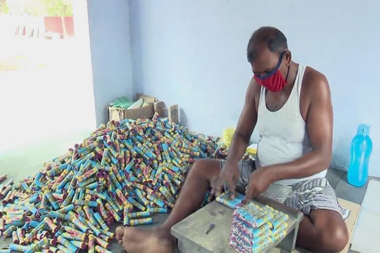 Ban on firecrackers has made one and a half lakh people unemployed in Sivakasi Tamil NaduEtv Bharat