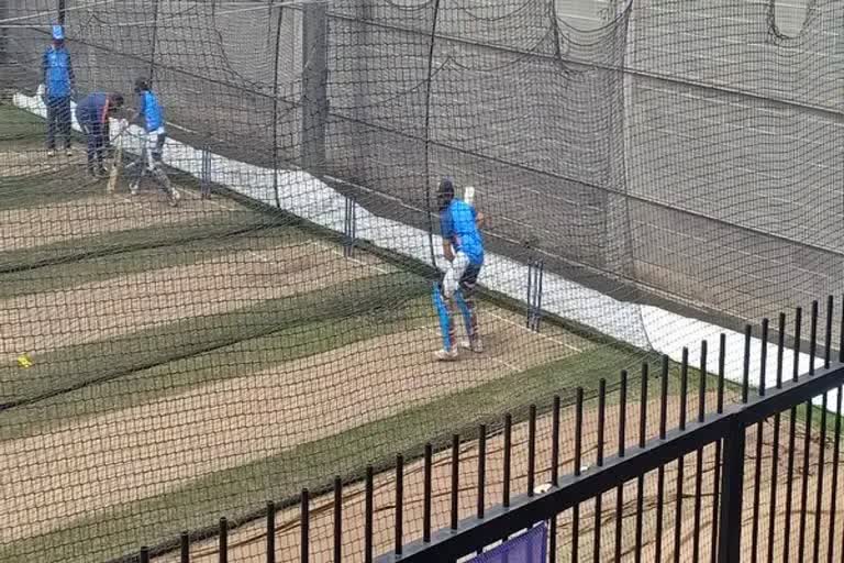 Rohit Sharma prepares for Shaheen challenge  Indian team net practice ahead of Pak game  India vs Pakistan T20 World Cup  ICC T20 World Cup  marquee clash against Pakistan  ನೆಟ್​ನಲ್ಲಿ ಬೇವರಿಳಿಸುತ್ತಿರುವ ರೋಹಿತ್​ ಶರ್ಮಾ  ಪಾಕಿಸ್ತಾನದ ಬೌಲಿಂಗ್ ಲೈನ್ ಅಪ್  ಟೀಂ ಇಂಡಿಯಾ ನಾಯಕ ರೋಹಿತ್ ಶರ್ಮಾ  ಎಡಗೈ ಮತ್ತು ಬಲಗೈ ಬೌಲರ್​ಗಳಿಂದ ಥ್ರೋಡೌನ್‌  ಪಾಕಿಸ್ತಾನ ತಂಡವು ಬೌಲಿಂಗ್​ನಲ್ಲಿ ಬಲಿಷ್ಠ  T20 ವಿಶ್ವಕಪ್‌ನಲ್ಲಿ ಎಡಗೈ ವೇಗಿ ಅಫ್ರಿದಿ  ಯುವ ಆಟಗಾರ ಪಂತ್​ ನೆಟ್ ಸೆಷನ್‌ನಿಂದ ಹೊರಗುಳಿದ  T20 ವಿಶ್ವಕಪ್ ತಂಡದ ಆಟಗಾರರಿಗೆ ಬೌಲ್ ಮಾಡಿದ ಶಾರ್ದೂಲ್