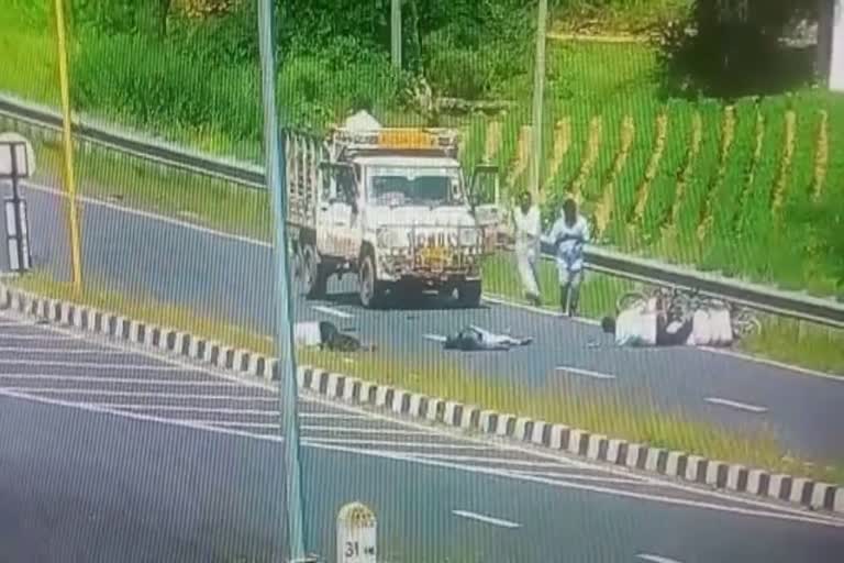 trying to overtake the vehicle  hit the divider  one dead two injured  andrapradesh accident  latest news in andrapradesh  latest national news  latest news today  വാഹനത്തെ മറികടക്കാന്‍ ശ്രമിക്കുന്നതിനിടെ അപകടം  ഒരാള്‍ മരിച്ചു  രണ്ടുപേര്‍ക്ക് ഗുരുതരമായ പരിക്ക്  ആന്ധ്രാപ്രദേശില്‍ അപകടം  ഡ്രൈവറുടെ അശ്രദ്ധ  ആന്ധ്രാപ്രദേശിലെ പ്രകാശം ജില്ലയിലെ ഗോബ്ബുറു  ആന്ധ്രാപ്രദേശ് ഏറ്റവും പുതിയ വാര്‍ത്ത  ഇന്നത്തെ പ്രധാന വാര്‍ത്ത