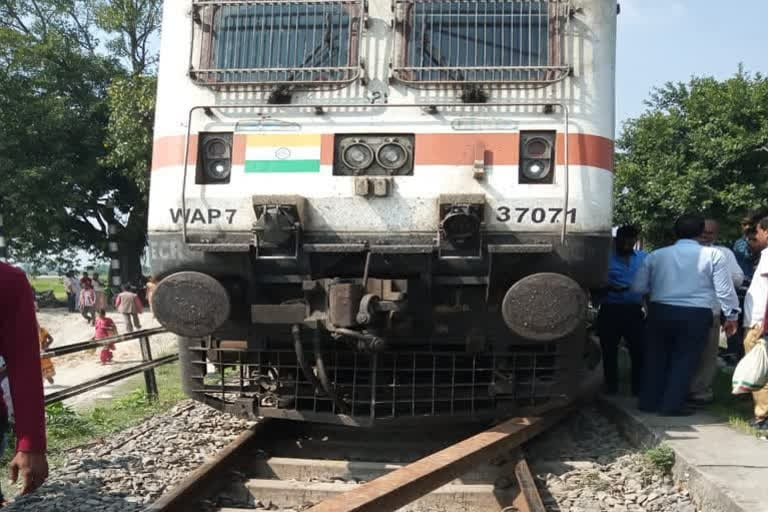 Bihar: Sapt Kranti Express train narrowly escapes accident