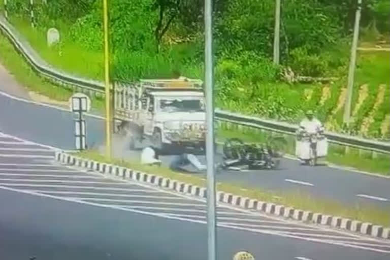 Biker rammed in divider while overtaking a four wheeler, video surfaced