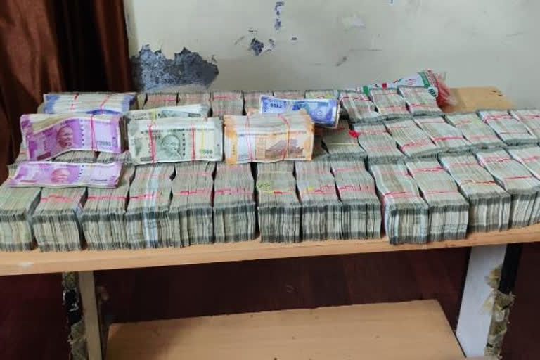 Hawala Racket busted in Hyderabad, four arrested with 1 crore cash