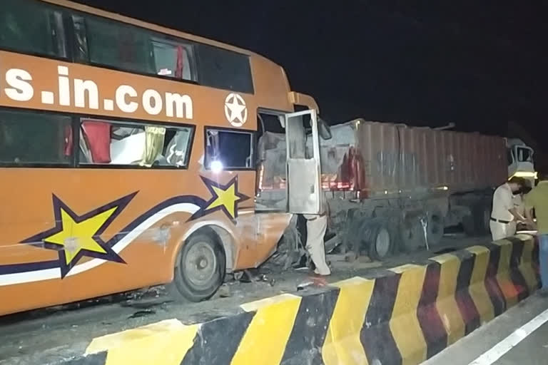 BUS AND TRUCK COLLIDE ON SOHAGI MOUNTAIN