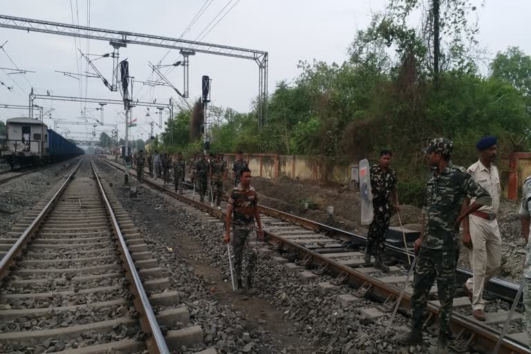 Naxalite attack in Latehar firing in Chandwa railway freight corridor