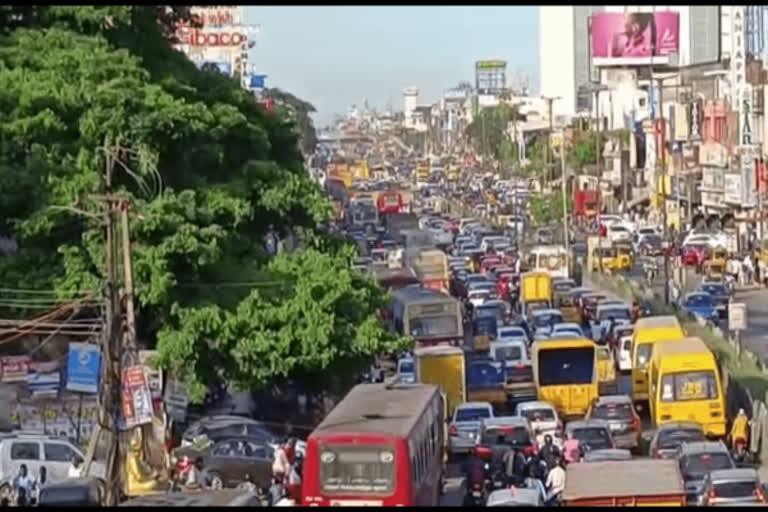 தீபாவளியை முன்னிட்டு போக்குவரத்து நெரிசலால் ஸ்தம்பித்த தாம்பரம்