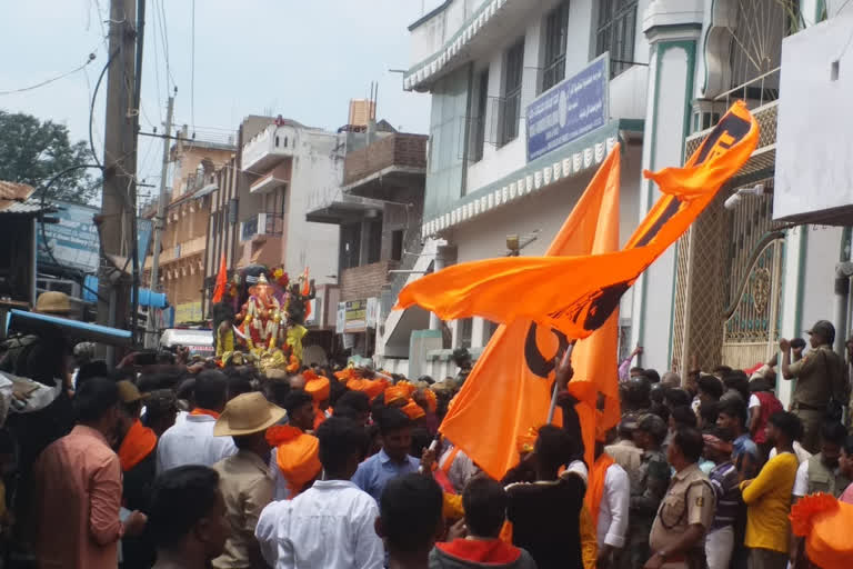 ಗಡಿಜಿಲ್ಲೆಯಲ್ಲಿ ದೊಡ್ಡ ಗಣಪತಿ ನಿಮಜ್ಜನ ಶೋಭಾಯಾತ್ರೆ: ಸಾವರ್ಕರ್ ಧ್ವಜ, ಕೇಸರಿ ಶಾಲಿನ ರಂಗು !!