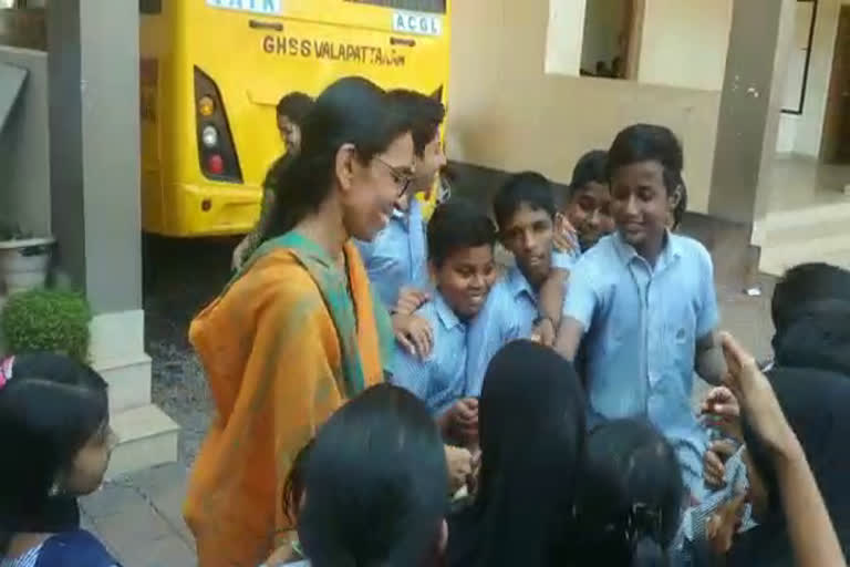 Mahijabi  Valapattanam GHSS Head mistress Mahijabi  Emotional farewell to the Head Mistress  farewell  Emotional farewell  Kannur  Valapattanam GHSS  വളപട്ടണം എച്ച്എസ്എസിലെ എച്ച്എമ്മും കുട്ടികളും  വളപട്ടണം  മഹിജാബി  വൈകാരികമായ യാത്രയയപ്പ്  യാത്രയയപ്പ്