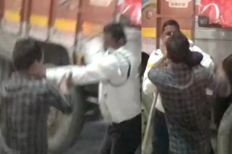 ट्रैफिक पुलिसकर्मी और ट्रक ड्राइवर के बीच मारपीट का video viral