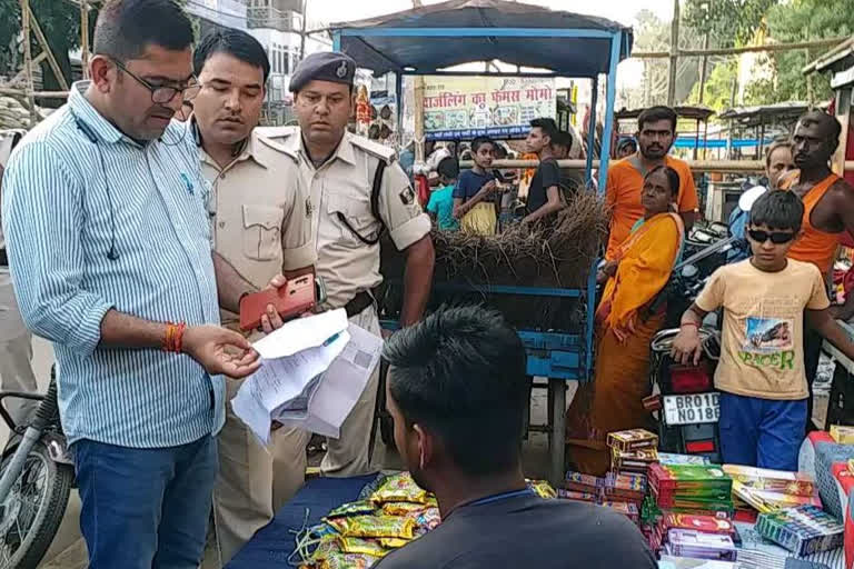 पटना डीएम के आदेश पर मसौढ़ी बाजार में पटाखा भंडारण के खिलाफ चेकिंग