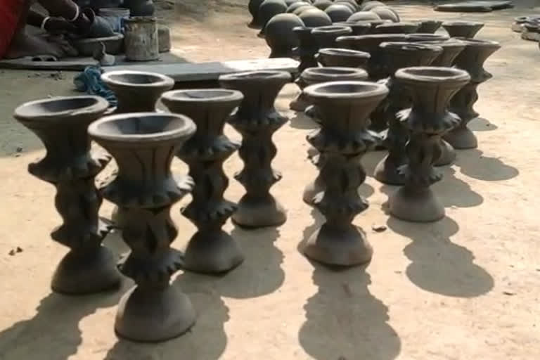 Potters busy making different types of lamps in terracotta style