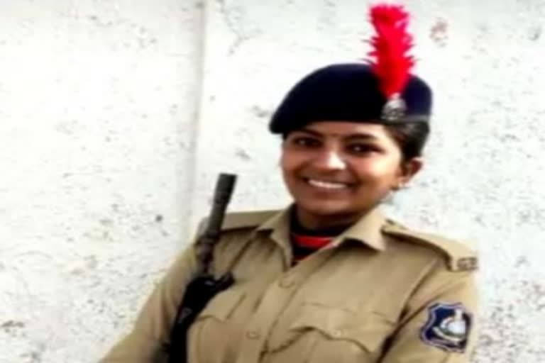 Lady constable hangs herself in Gujarat