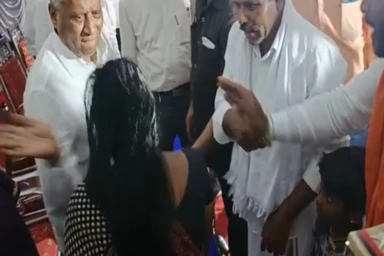 Minister slaps Woman  Minister  Karnataka Minister  V Somanna  Minister V Somanna Slaps Woman video goes viral  മര്‍ദനത്തിനിരയായ സ്‌ത്രീ  പട്ടയ വിതരണ വേദി  മന്ത്രി  കര്‍ണാടക  ചാമരാജനഗര്‍  സ്‌ത്രീയുടെ മുഖത്തടിച്ച് മന്ത്രി  കെമ്പമ്മ