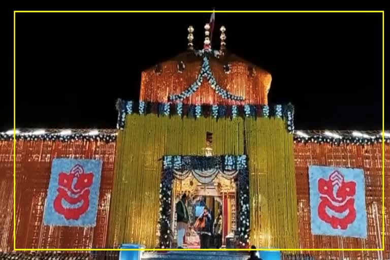 Badrinath temple decorated with 12 quintals of flowers on the occasion of Diwali