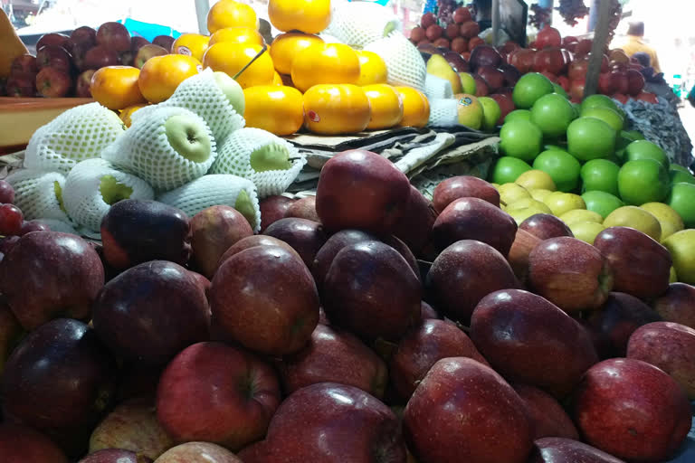 Before Kali Puja high fruit prices in market of Kolkata