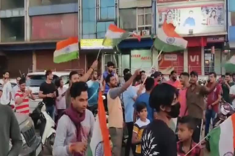 People were dancing in Raipur on victory of India