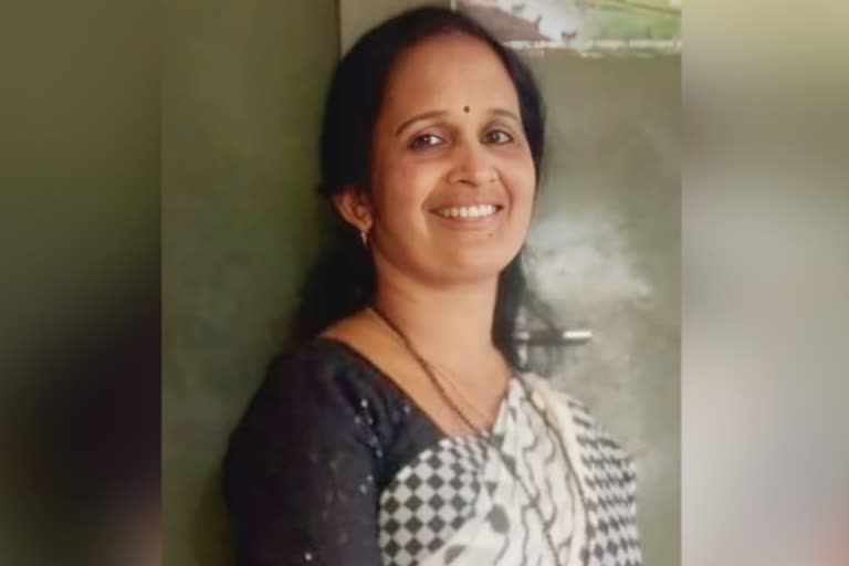 Idukki  Housewife  Housewife dies shawl ties around the neck  കഴുത്തില്‍ ഷാൾ കുരുങ്ങി  വീട്ടമ്മ മരിച്ചു  ഇടുക്കി  മീന്‍കെട്ട്  മെറ്റിൽഡ  മൃതദേഹം