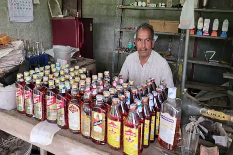 liquor seized from idukki scrap shop  liquor seized from scrap shop  liquor seized idukki  liquor seized  ആക്രിക്കടയുടെ മറവിൽ മദ്യ വിൽപ്പന  മദ്യ വിൽപ്പന  അനധികൃത മദ്യ വിൽപ്പന  അനധികൃത മദ്യ വിൽപ്പന ഒരാൾ അറസ്റ്റിൽ  ചാരായ വിൽപ്പന ഇടുക്കി  ഇടുക്കി വാർത്തകൾ  മദ്യ വിൽപ്പന നടത്തിയ ഒരാൾ അറസ്റ്റിൽ  വിദേശ മദ്യവുമായി ഒരാൾ പിടിയിൽ  crime news idukki  idukki latest news