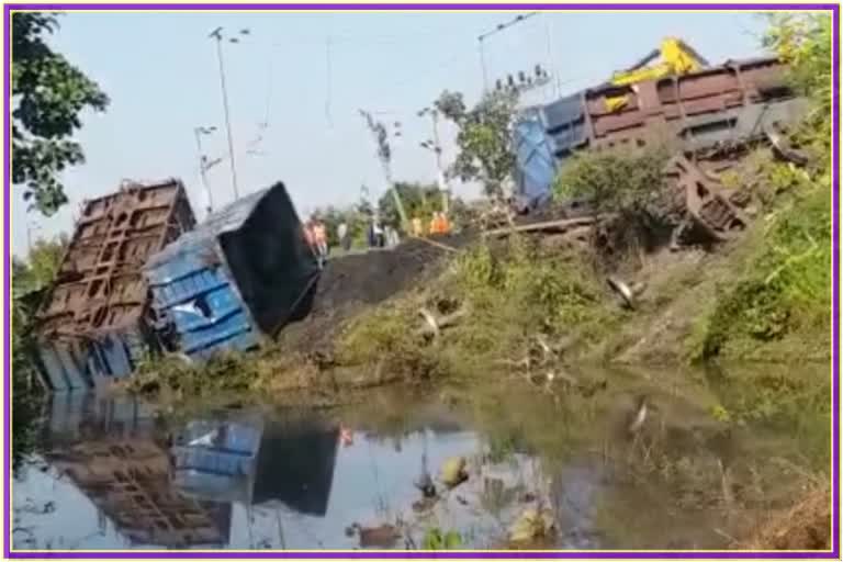 मालगाडी अपघातgoods train derail near Malkhed