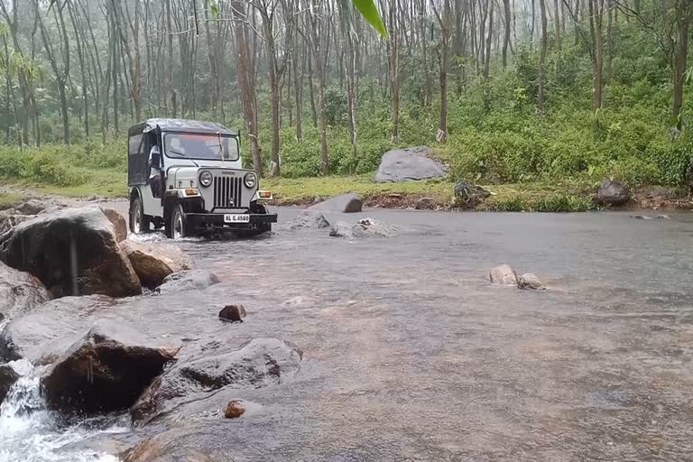 Mankulam Mangappara kudi bridge issue idukki  Mankulam Mangappara kudi  ഇടുക്കി മാങ്കുളം ഗ്രാമപഞ്ചായത്ത്  ഇടുക്കി മാങ്കുളം മാങ്ങാപ്പാറ കുടിയിലെ പാലം  ഇടുക്കി മാങ്കുളം മാങ്ങാപ്പാറ കുടി  മാങ്ങാപ്പാറ കുടി നിവാസികൾ നേരിടുന്ന പ്രശ്‌നങ്ങൾ  മാങ്ങാപ്പാറ കുടി ആദിവാസി കുടുംബങ്ങളുടെ ആവശ്യം  മാങ്കുളം ഗ്രാമപഞ്ചായത്തിലെ മാങ്ങാപ്പാറ കുടി  ജീപ്പില്‍ പുഴ മുറിച്ച് കടന്ന് മാങ്ങാപ്പാറ കുടി  പുഴയ്‌ക്ക് കുറുകെ സാഹസിക യാത്ര  സാഹസിക യാത്ര  സാഹസിക യാത്ര മാങ്ങാപ്പാറ കുടി