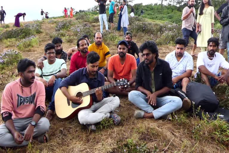 കള്ളിപ്പാറ  ലനിരകളെ സംഗീത സാന്ദ്രമാക്കി മലപ്പുറം മഞ്ചേരിക്കാർ  നീലക്കുറിഞ്ഞി മലനിരകൾ  ഇടുക്കിയിലെ ശാന്തൻപാറ  കള്ളിപ്പാറ മലനിരകളിലെ കുറിഞ്ഞി  കേരളം വാർത്തകൾ  മലയാളം വാർത്തകൾ  musicians from Malappuram  musicians in the hills of Idukki  kerala latest news  malayalam news  idukki neelakurinji  idukki news  kallipara kurinjipookkal