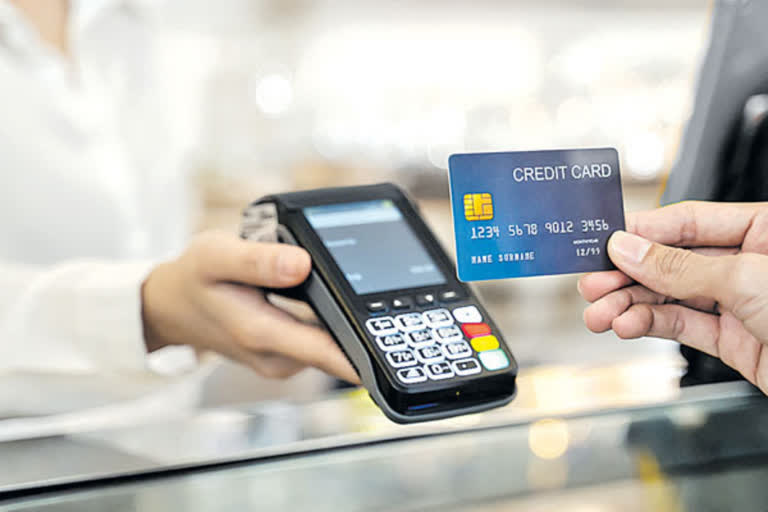 Credit card tips for smart users  Smart tips for using credit cards wisely  Know your card  At the outset  Dont miss out on discounts  Reward points  EMIs  ക്രെഡിറ്റ് കാർഡ് ഉപയോഗിക്കേണ്ട രീതി  ക്രെഡിറ്റ് കാർഡ് ഉപയോഗിച്ച് എങ്ങനെ പണം ലാഭിക്കാം  ക്രെഡിറ്റ് കാർഡ് ഉപയോഗിച്ചുള്ള പർച്ചേസിങ്  ക്രെഡിറ്റ് കാർഡ് ഫലപ്രദമായി എങ്ങനെ ഉപയോഗിക്കാം  ക്രെഡിറ്റ് കാർഡ് ഉപയോഗിക്കുമ്പോൾ അറിഞ്ഞിരിക്കേണ്ടവ  ക്രെഡിറ്റ് കാർഡ് ഓഫറുകളും ഡിസ്‌കൗണ്ടുകളും  ക്രെഡിറ്റ് കാർഡുകൾ ഉപയോഗിച്ച് പർച്ചേസ്  ക്രെഡിറ്റ് കാർഡ്  കാർഡിലെ ക്രെഡിറ്റ് പരിധി  ക്രെഡിറ്റ് കാർഡ് ബില്ല് കുടിശ്ശിക  ക്രെഡിറ്റ് കാർഡ് ഉപയോഗിച്ചുള്ള പർച്ചേസുകൾ  ക്രെഡിറ്റ് കാർഡ് ഉത്സവ സീസൺ  നോ കോസ്റ്റ് ഇഎംഐകൾ  credit cards  ക്രെഡിറ്റ് കാർഡുകൾ  ക്രെഡിറ്റ് കാർഡ്  ക്രെഡിറ്റ് കാർഡ് അറിഞ്ഞിരിക്കേണ്ട കാര്യങ്ങൾ